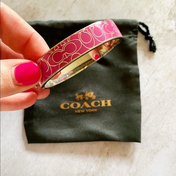 NEW
Coach Signature Fuchsia Hinge Bangle
Bracelet - Picture 4 of 8